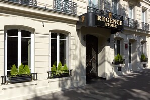 Un edificio con un letrero que dice "Regence Etoile".