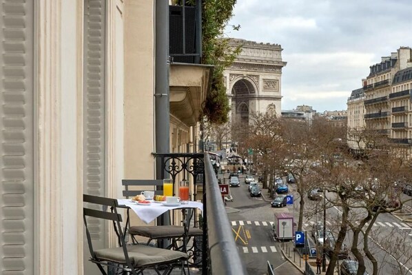 Superior Room Arc de Triomphe view with balcony | Premium bedding, in-room safe, desk, blackout curtains - Hôtel Régence Etoile (Paris)