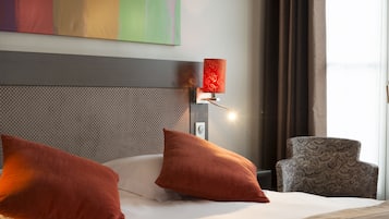 Prestige Familiale vue Arc de Triomphe | Premium bedding, in-room safe, desk, blackout drapes