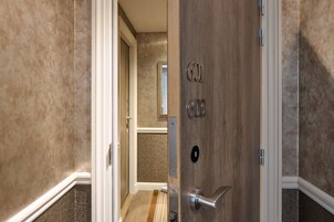 Un pasillo con dos puertas de madera, con las etiquetas '601' y '602'.