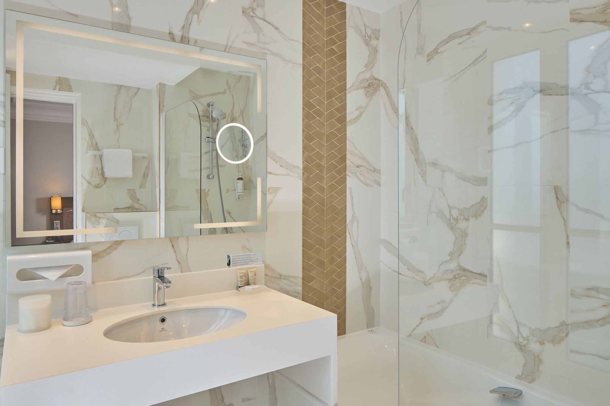 combined shower/bathtub, rainfall showerhead, free toiletries