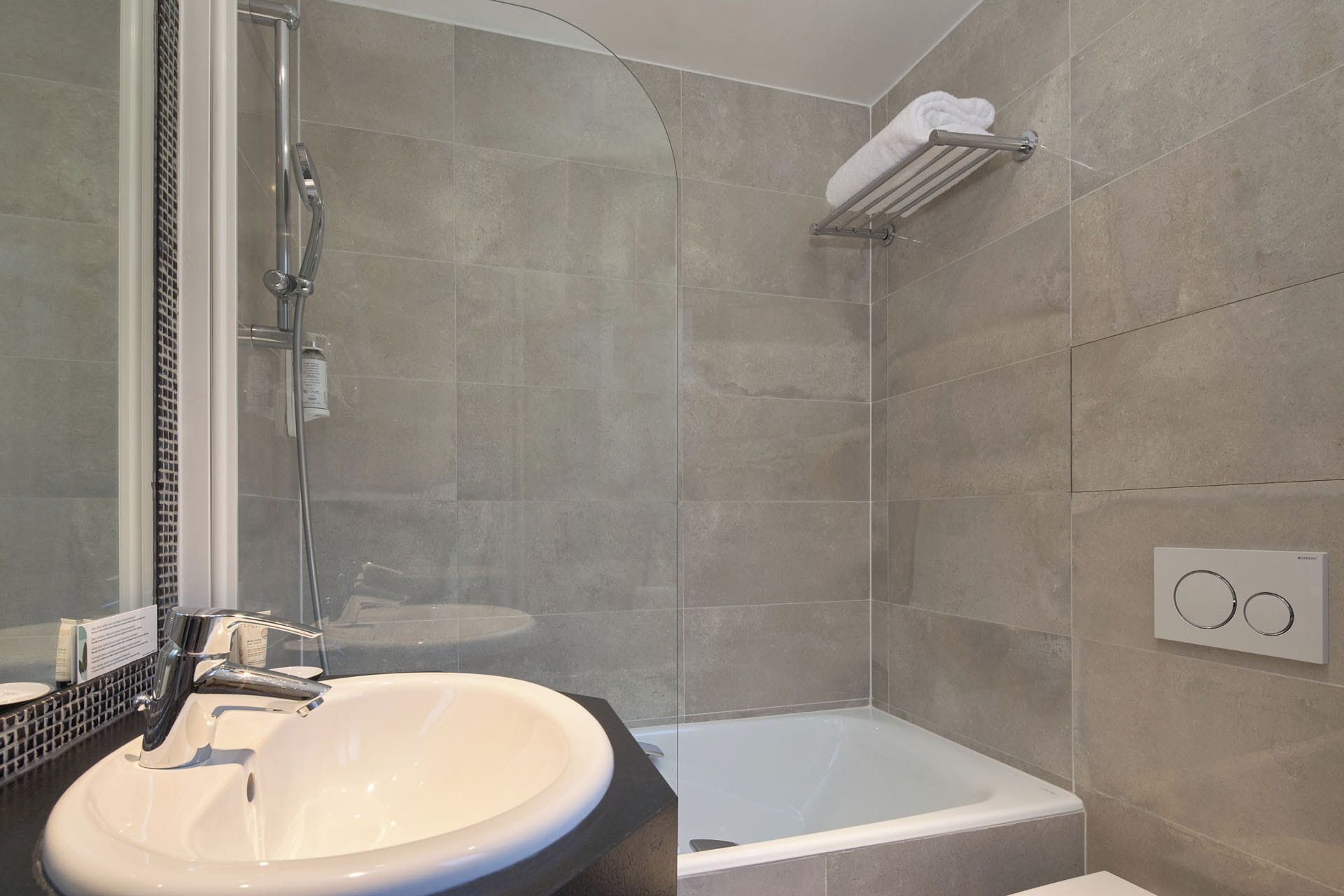 Un baño moderno con un lavamanos grande, ducha y bañera.