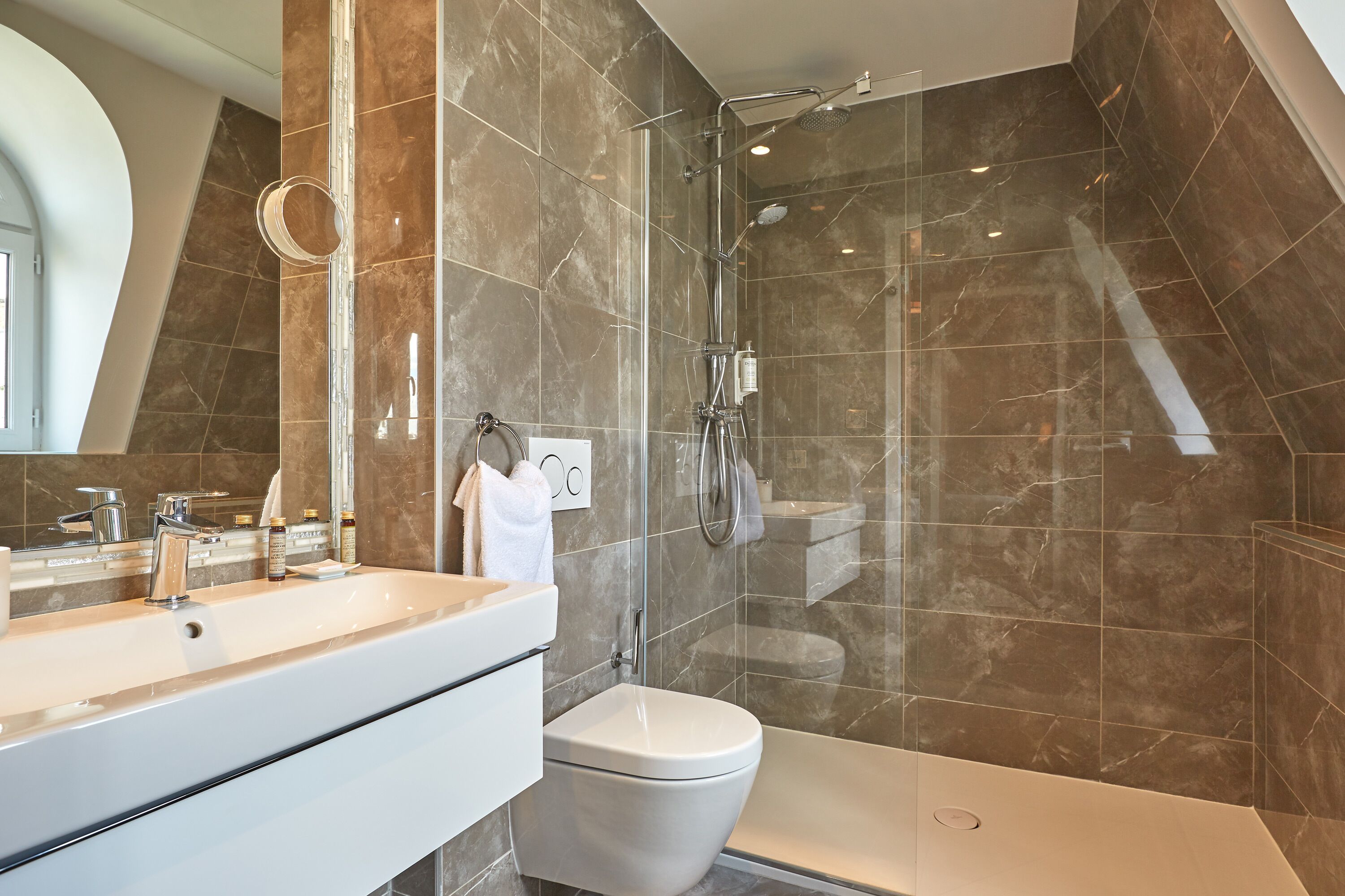 chambre deluxe avec terrasse | bathroom | combined shower/bathtub, rainfall showerhead, free toiletries