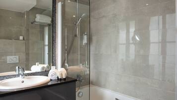 Deluxe Room Arc de Triomphe view with balcony | Bathroom