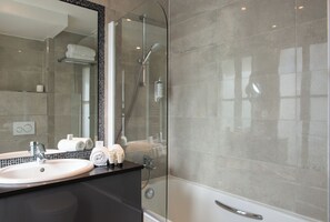 Deluxe Room Arc de Triomphe view with balcony | Bathroom | Free toiletries, hair dryer, slippers, towels - Hôtel Régence Etoile (Paris)