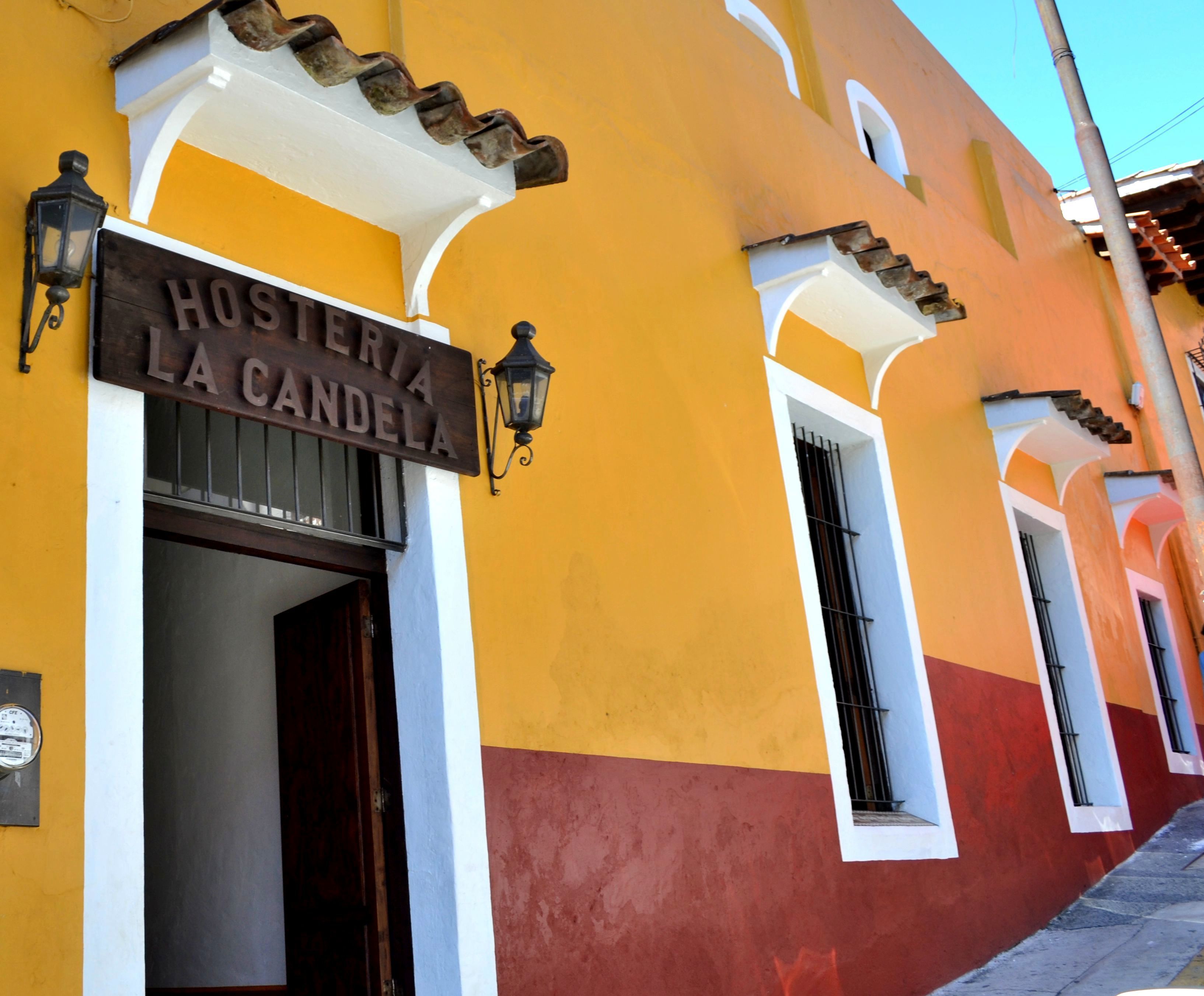 Um edifício com uma placa indicando 