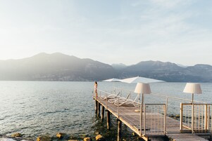 Una playa cerca, sombrillas