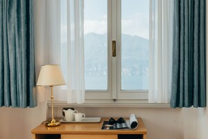 Cubrecamas, minibar y caja de seguridad en la habitación 