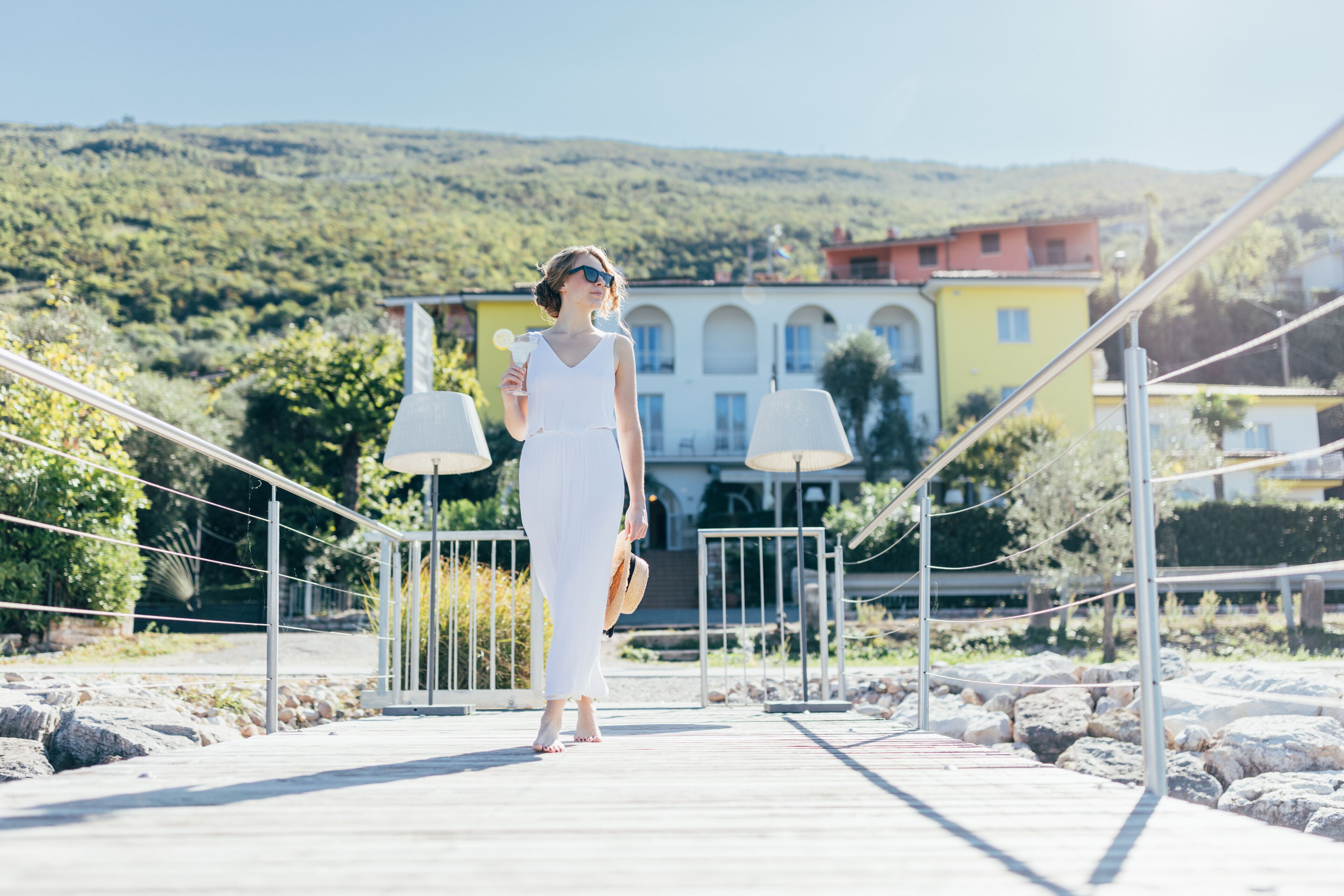 Ranta lähistöllä, aurinkovarjoja