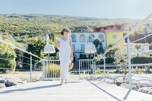 Una playa cerca, sombrillas