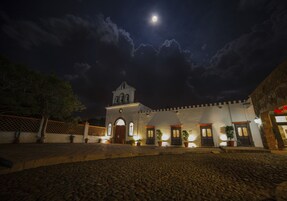 Konaklama yerinin ön cephesi - akşam/gece