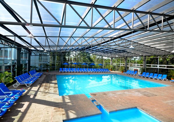 Indoor pool, outdoor pool, pool umbrellas, pool loungers - Misión La Muralla (Amealco)
