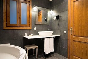 Deep-soaking bathtub, towels - Husa Sant Bernat (Montseny)
