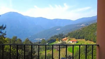 Breakfast, lunch, dinner served; garden views