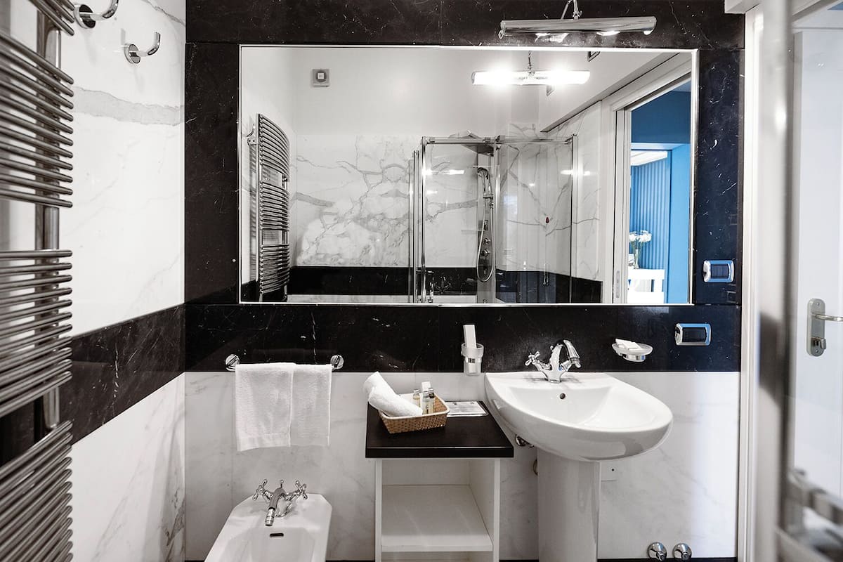 premium double or twin room, terrace | bathroom | free toiletries, hair dryer, slippers, bidet