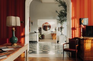 Televisión LCD de 32 pulgadas con canales por satélite, una televisión