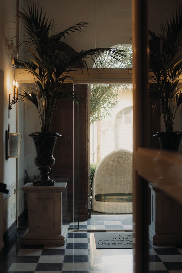 Télévision LCD de 32 pouces avec chaînes par satellite, télévision