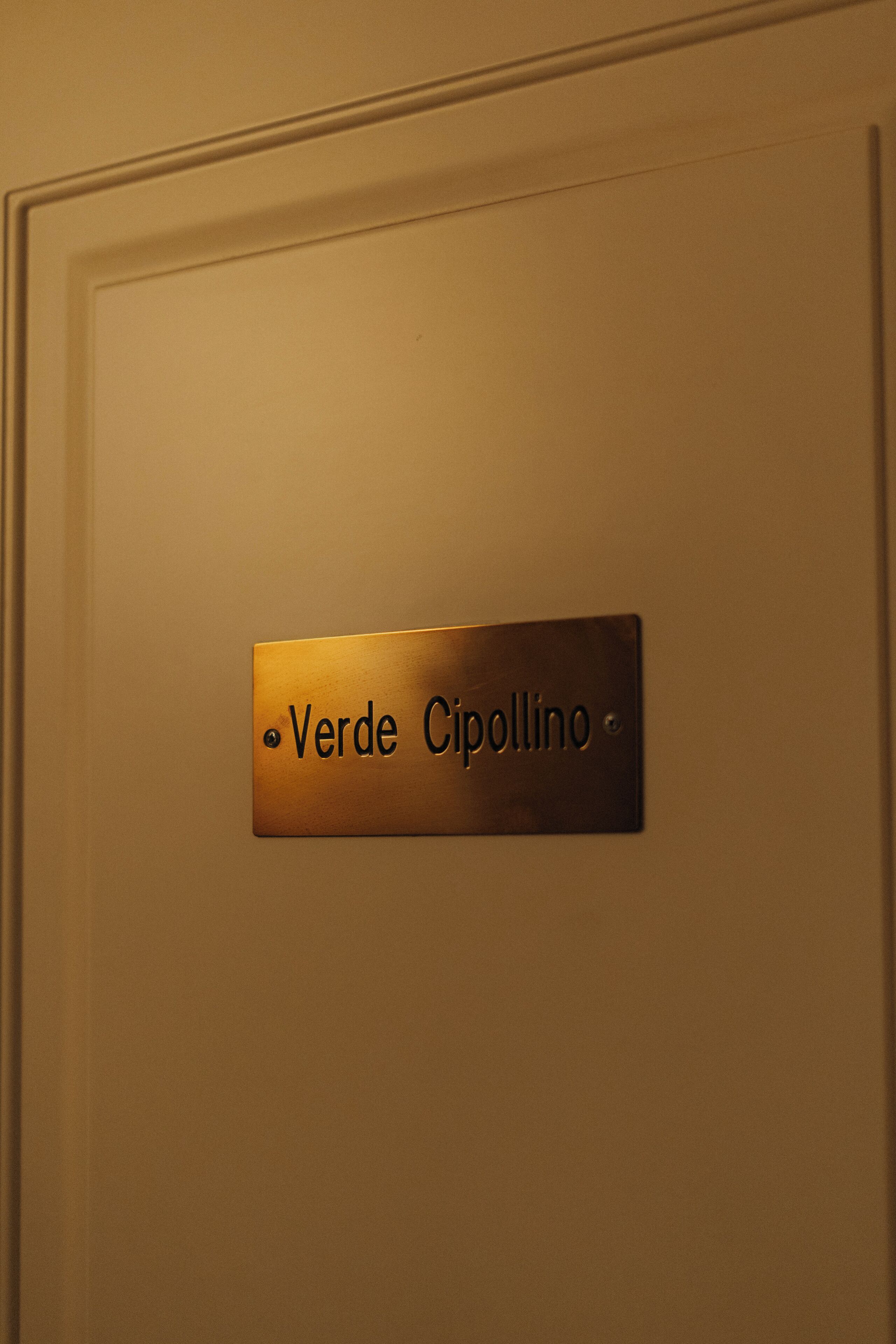Une pancarte sur un mur portant l’inscription « Verde Cipollino ».