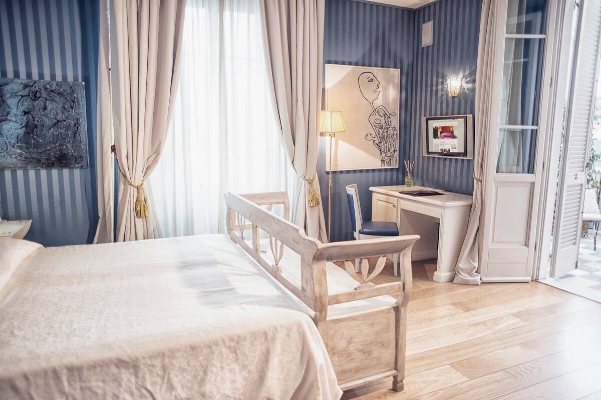 Premium bedding, minibar, in-room safe, desk