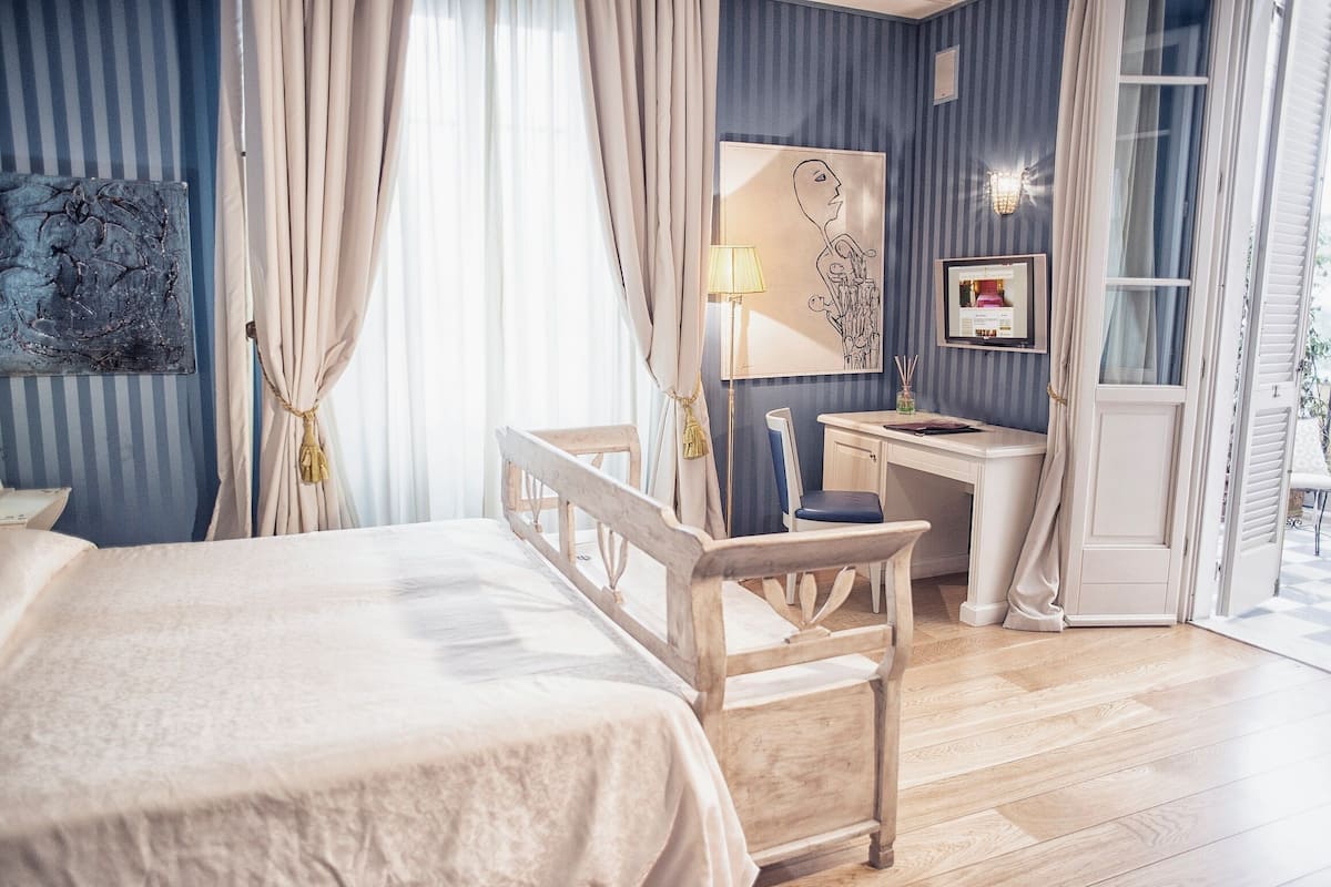 Premium bedding, minibar, in-room safe, desk