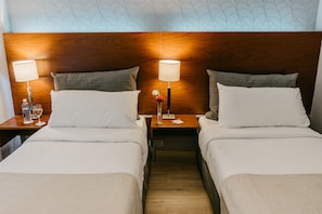 Quarto duplo standard | Roupas de cama premium, edredons de pluma, frigobar, cofres nos quartos
