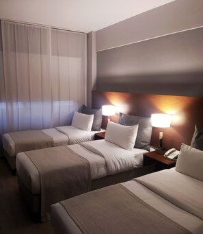 Ropa de cama de alta calidad, cubrecamas y minibar