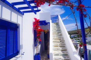 Interior entrance - Serene Hill (Paros)
