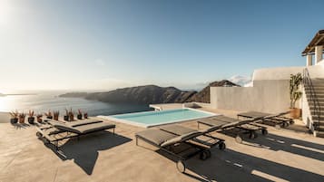3 outdoor pools, pool umbrellas, pool loungers