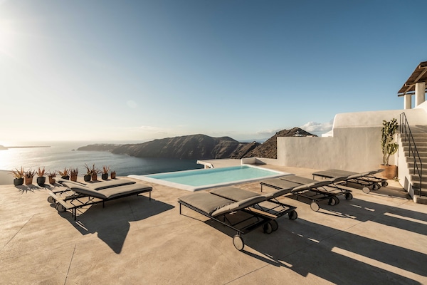 3 outdoor pools, pool umbrellas, sun loungers