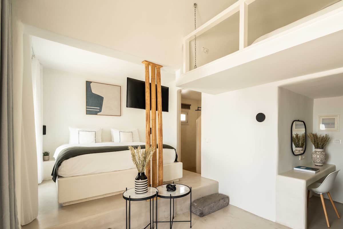 Premium Room Caldera View with Outdoor Mini Plunge Pool Quadruple