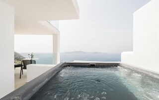 Rocabella Suite Caldera View with Outdoor Mini Plunge Pool for 6 Guests | Vista da sacada