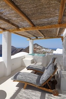 Rocabella Suite Caldera View with Outdoor Mini Plunge Pool for 6 Guests | Terraza o patio