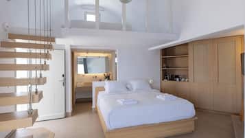 Premium Room Caldera View with Outdoor Mini Plunge Pool Quadruple | Hochwertige Bettwaren, Minibar, Zimmersafe, individuell dekoriert