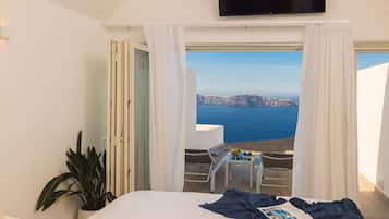 Executive Room Caldera View with Outdoor Mini Plunge Pool Double | 1 dormitorio, ropa de cama de alta calidad, minibar y caja fuerte