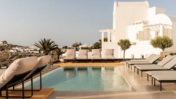 3 piscines extérieures, parasols de plage, chaises longues