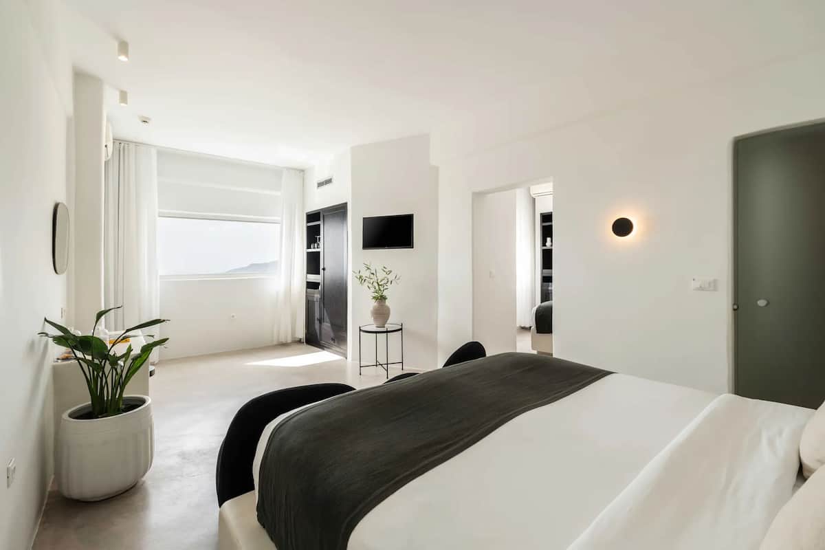 Suite Caldera View with Outdoor Mini Private Pool Quadruple | Sängtillbehör av högsta kvalitet och minibar