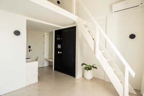 Premium Room Caldera View with Outdoor Mini Plunge Pool Quadruple | 高档床上用品、迷你吧、客房内保险箱、特色装修