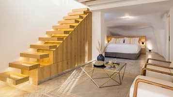 Rocabella Suite Caldera View with Outdoor Mini Plunge Pool Quadruple | Luxe beddengoed, een minibar, een kluis op de kamer