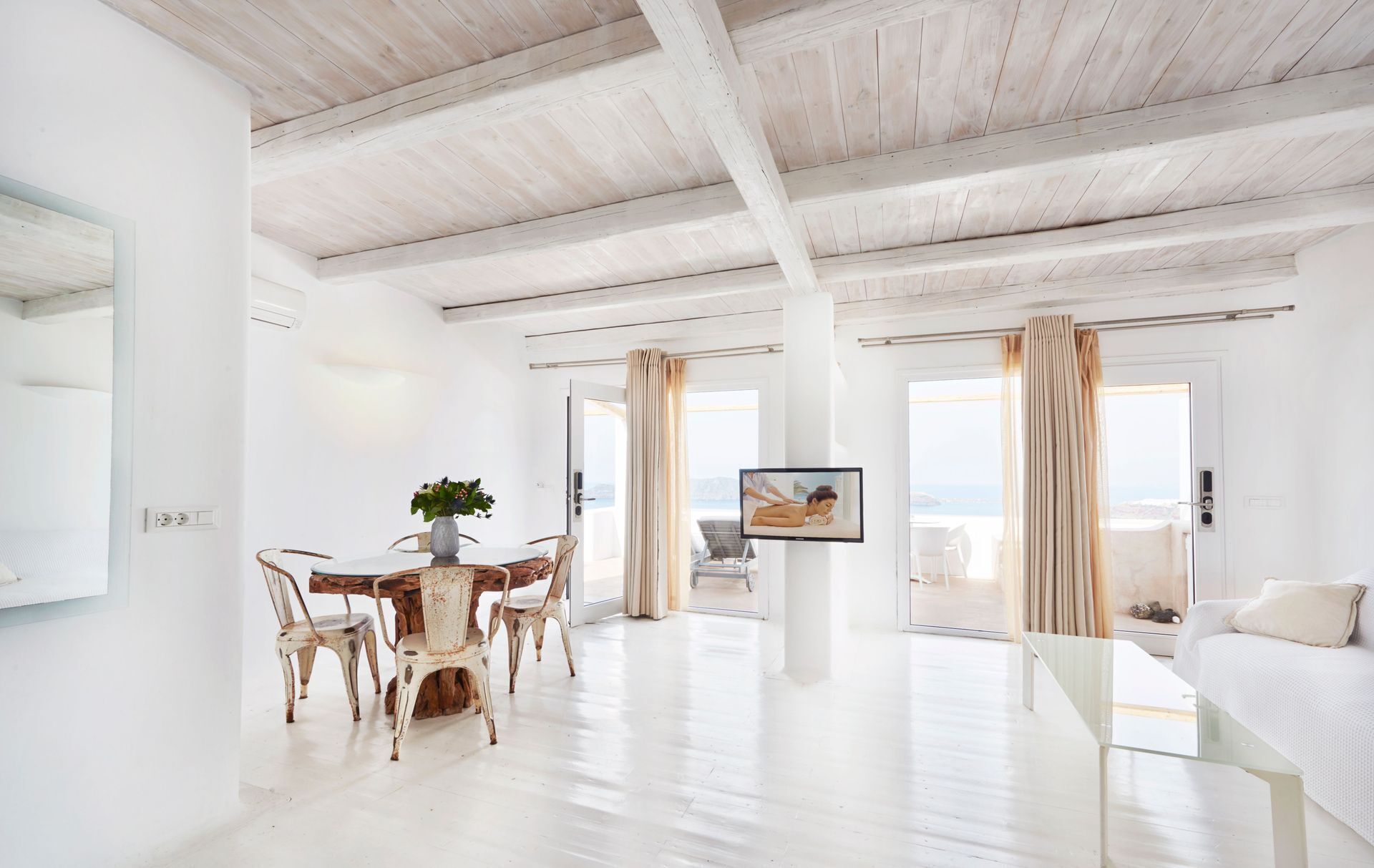 Rocabella Suite Caldera View with Outdoor Mini Plunge Pool for 6 Guests | Ropa de cama de alta calidad y minibar 
