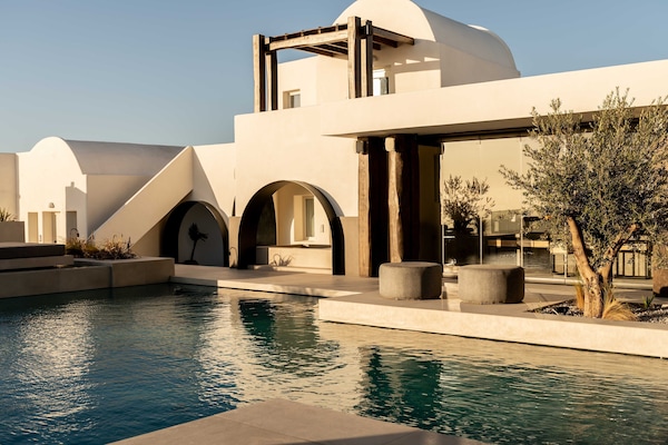 3 albercas al aire libre, sombrillas en la alberca y camastros