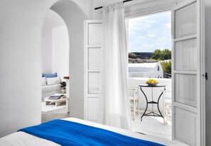 Quarto casal superior, vista para o mar | Roupas de cama premium, cofres nos quartos, individualmente decorados