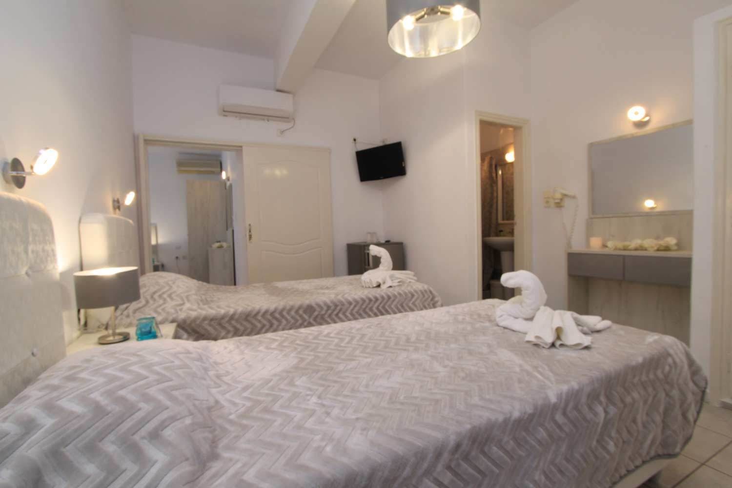 Camera quadrupla, 2 camere da letto | Una cassaforte in camera, tende oscuranti, ferro/asse da stiro