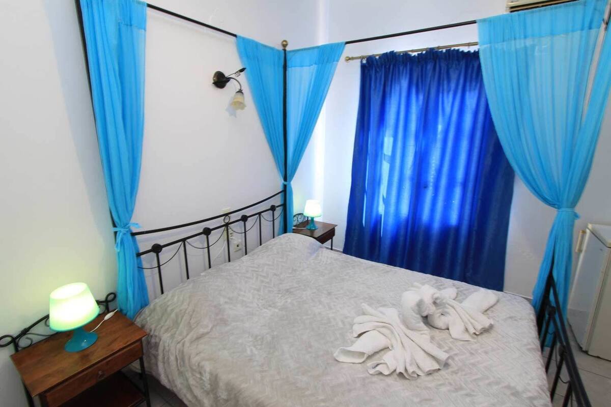 Una cassaforte in camera, tende oscuranti, ferro/asse da stiro