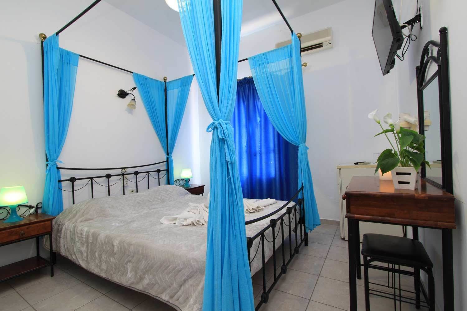 Camera doppia (Extra bed) | Una cassaforte in camera, tende oscuranti, ferro/asse da stiro