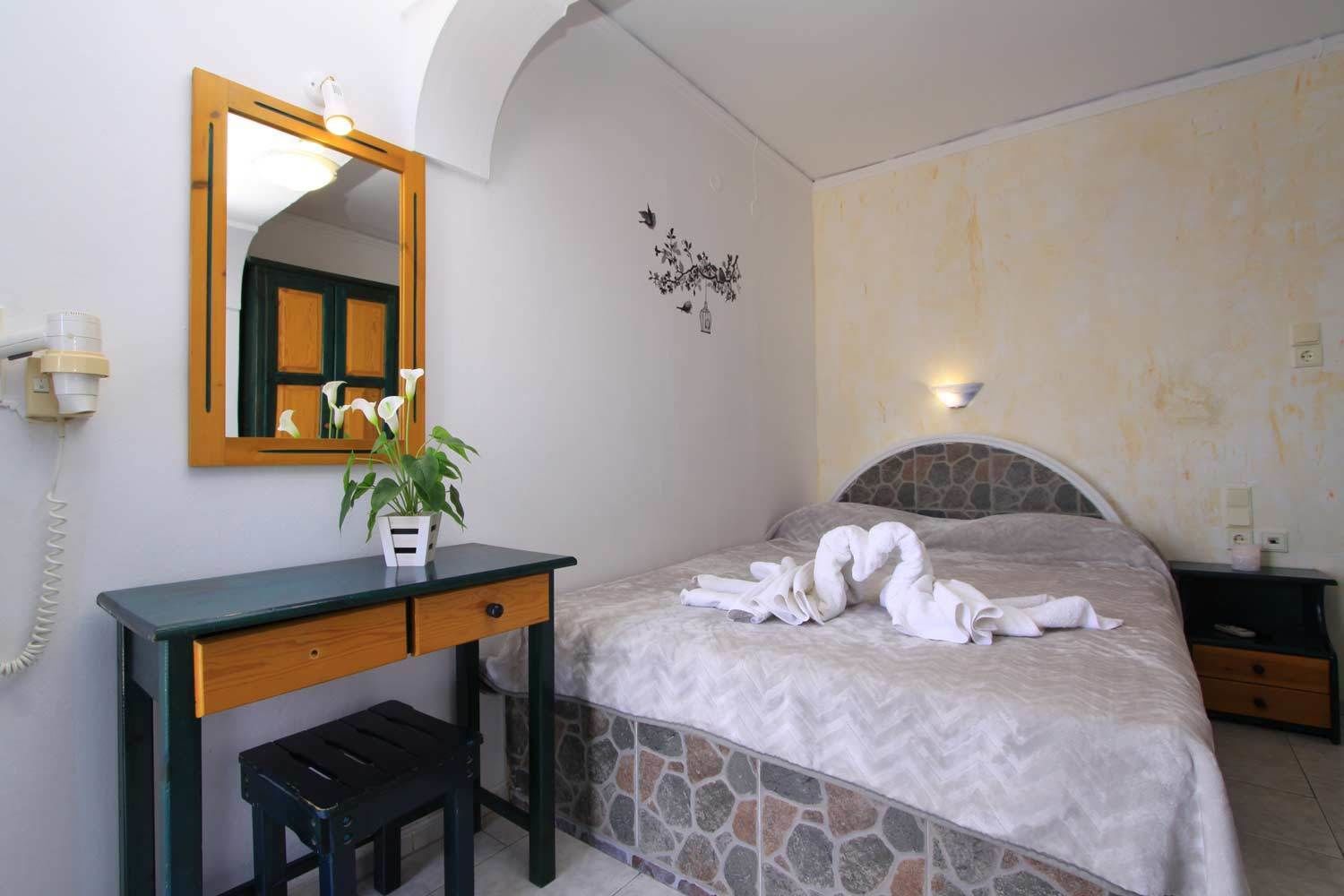 Camera tripla | Una cassaforte in camera, tende oscuranti, ferro/asse da stiro