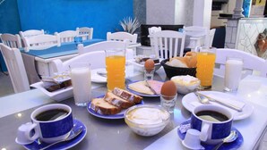 Free daily continental breakfast - Margarita Hotel Santorini (Santorini)