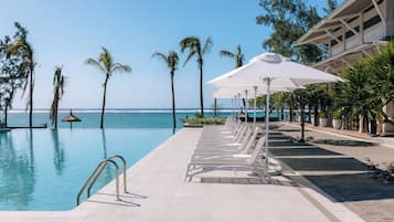 Piscine extérieure, parasols de plage