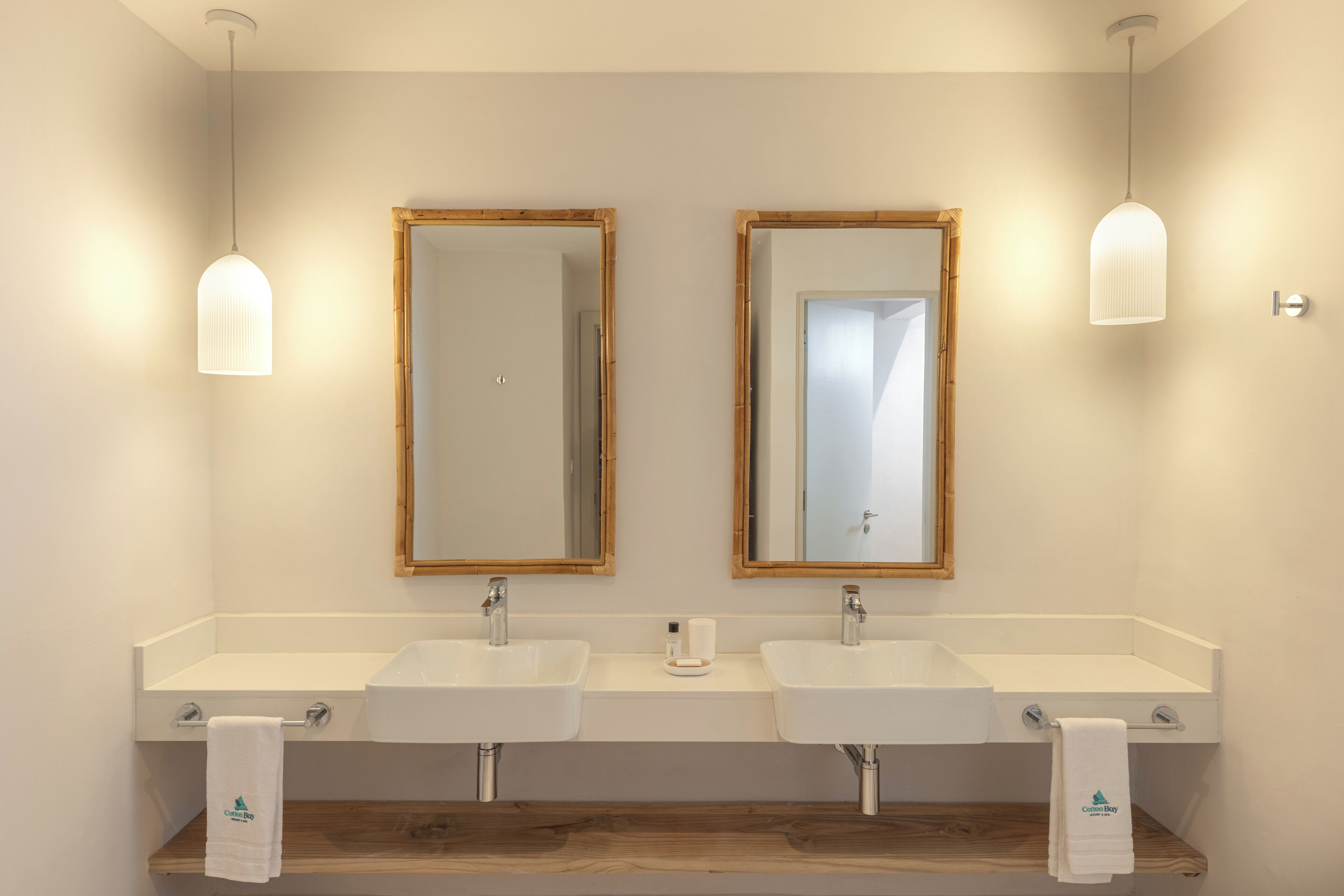 junior suite | bathroom | shower, free toiletries, hair dryer, towels