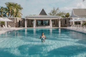 Outdoor pool, pool umbrellas - Cotton Bay Hotel (Rodrigues Island)