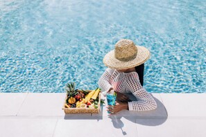 Outdoor pool, pool umbrellas - Cotton Bay Hotel (Rodrigues Island)